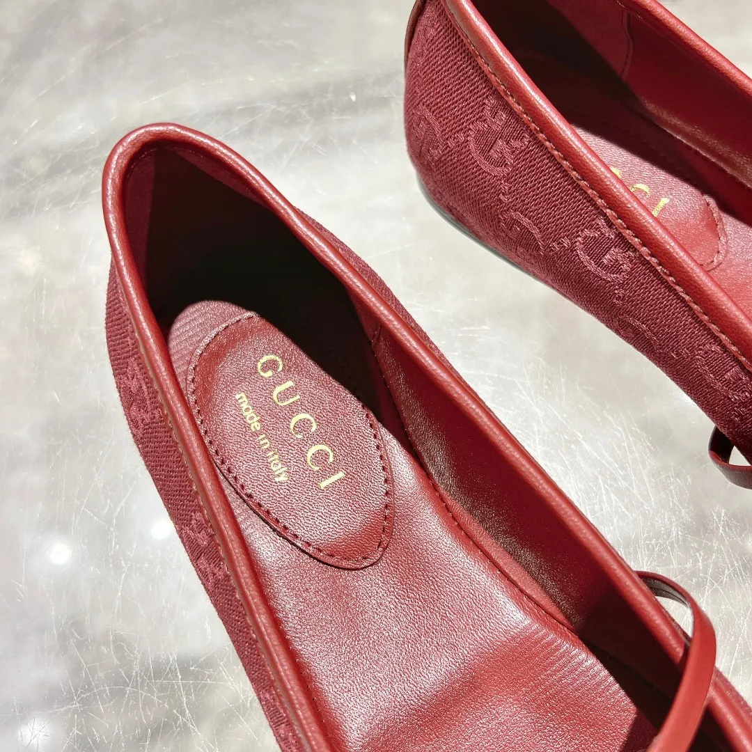 👟👟Ex-factory price 560👟👟 Gucci Horsebit series women's ballet flats. This iconic horsebit ballet flats features a square toe design and elegant bow details, paying tribute to the traditional ballet shoe style. This piece is crafted from Gucci ankh leather and embellished with a light gold-tone horsebit buckle. A 'sacchetto' construction with a soft, padded insole provides a great fit. ✅Size: 35-42 (customized for 40-42) ✅Sole material: Imported Italian genuine leather sole ✅Packaging: Brand new red box packaging